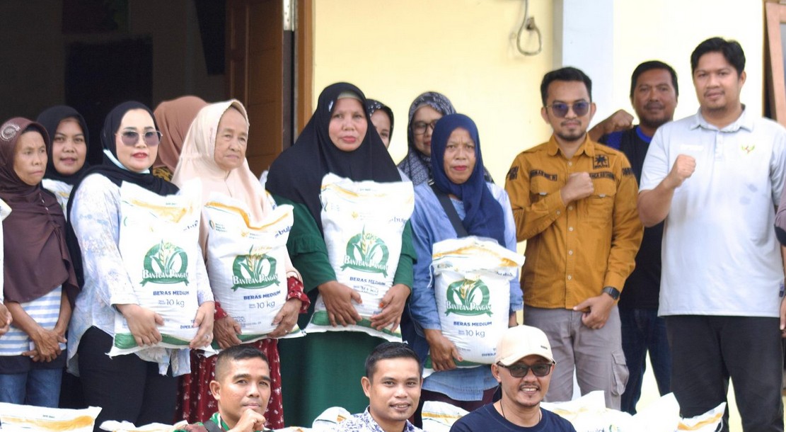 Tanah Bumbu Salurkan 400 Kg Beras Lokal untuk Warga Kurang Mampu