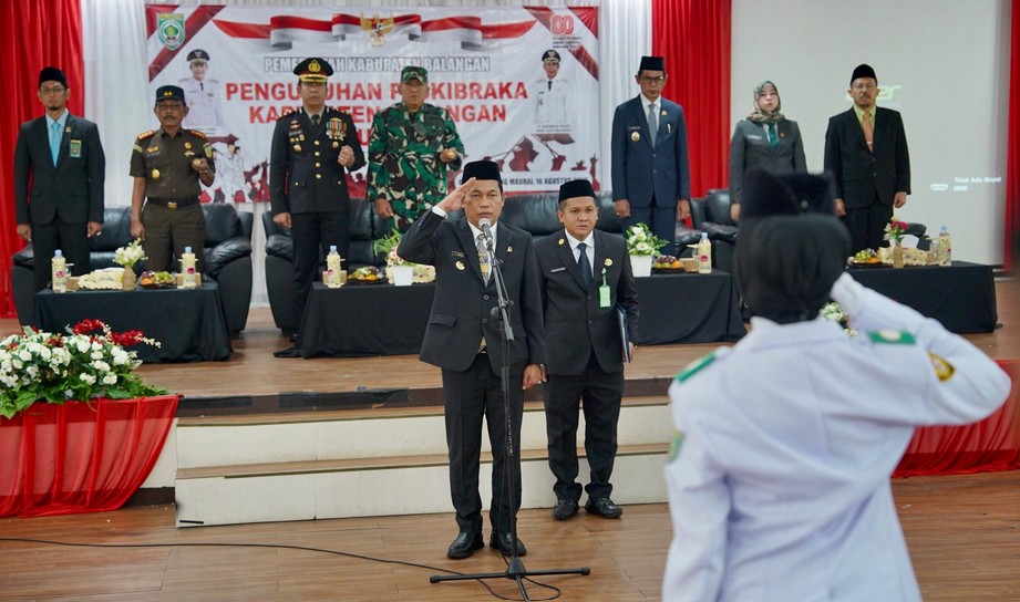 Bupati Abdul Hadi Kukuhkan Paskibraka Balangan untuk HUT RI ke-80