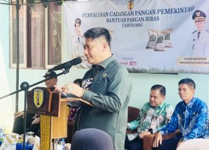 Bupati HST Salurkan Bantuan Beras CPP untuk Warga Kurang Mampu