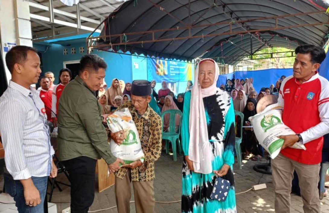 Bupati HST Salurkan Bantuan Pangan untuk Warga Pandawan