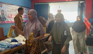 Disperindag Balangan Gelar Pasar Murah, Warga Desa Kupang Antusias