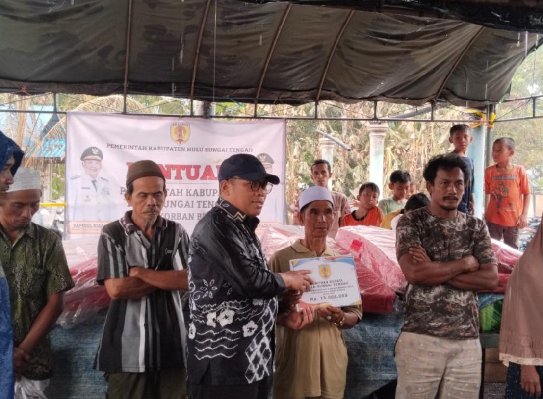 Kebakaran Hanguskan Sembilan Rumah di Cukan Lipai, Pemkab HST Salurkan Bantuan Darurat