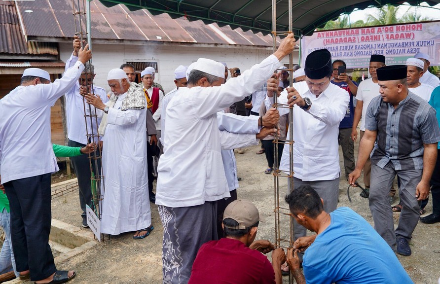 Langgar Nurul Rahman Dibangun Gotong Royong, Bupati Balangan Beri Dukungan