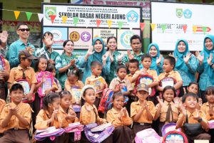 TP-PKK Balangan Serahkan Bantuan Perlengkapan Sekolah ke Siswa SDN Ajung