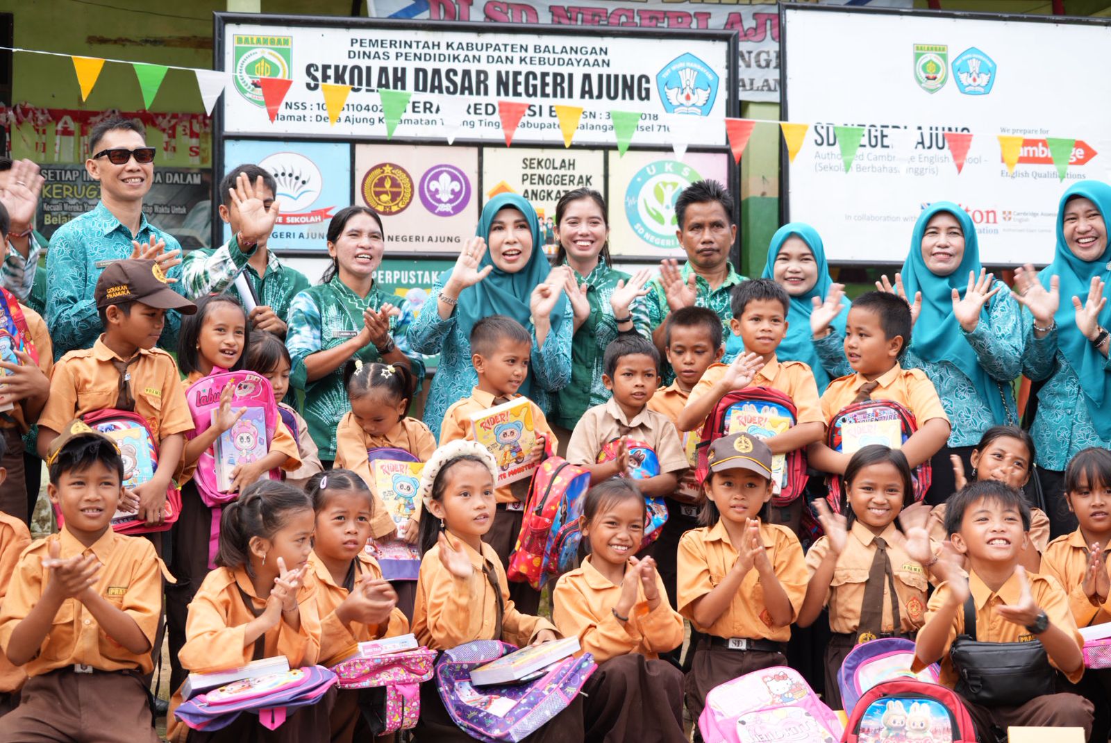 TP-PKK Balangan Serahkan Bantuan Perlengkapan Sekolah ke Siswa SDN Ajung