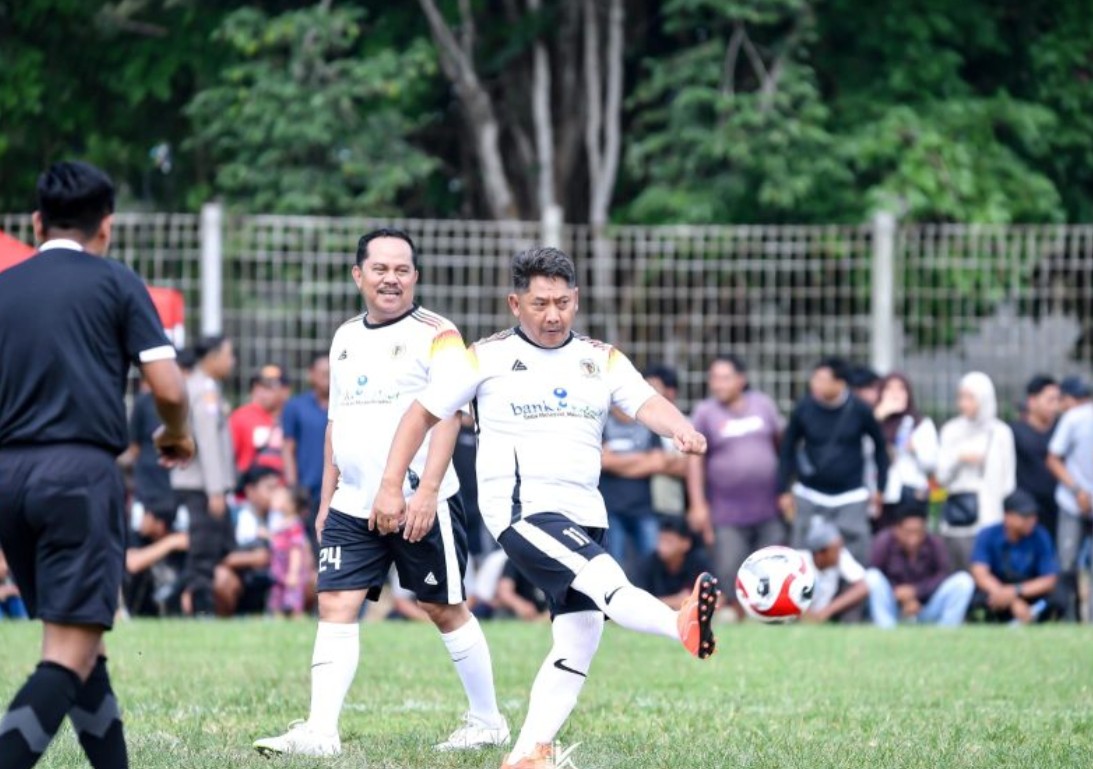 Bupati HST Samsul Rizal Turut Bermain di Laga Persahabatan DPRD vs PS Sinergitas