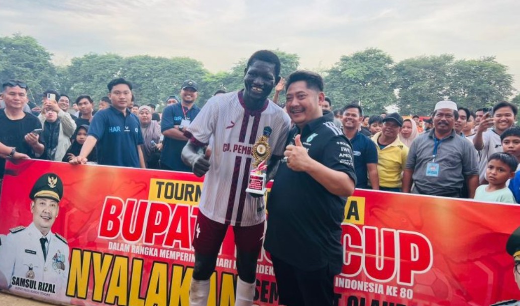 Bupati HST Serahkan Penghargaan Man of the Match untuk Seydou Diakite