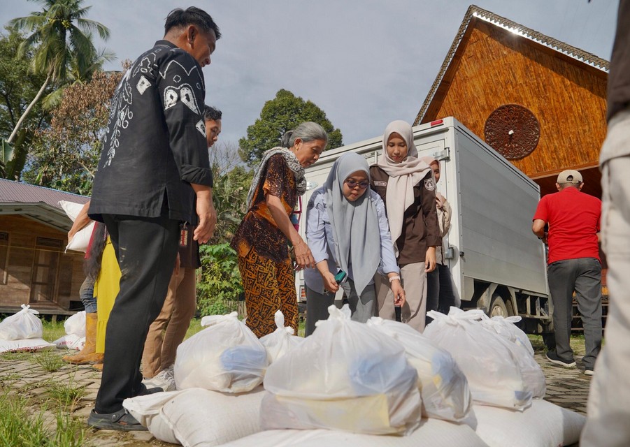 DKP3 Balangan Salurkan CPP dan Sembako untuk Desa Rawan Pangan di Halong