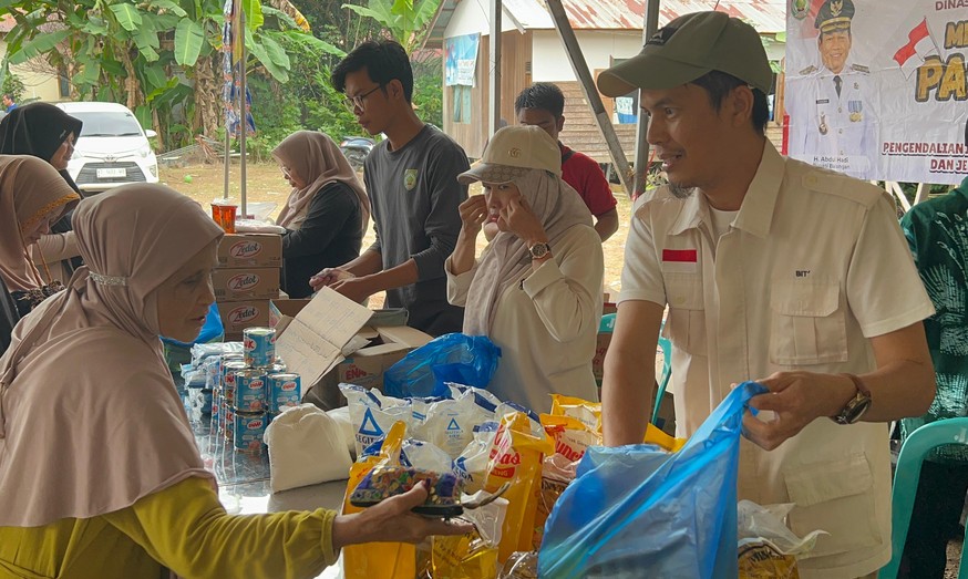 Disperindag Balangan Gelar Pasar Murah Warga Jungkal Antusias Borong Sembako
