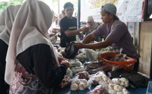Pasar Murah ke-64 Disperindag Balangan Disambut Meriah Warga Desa Inan