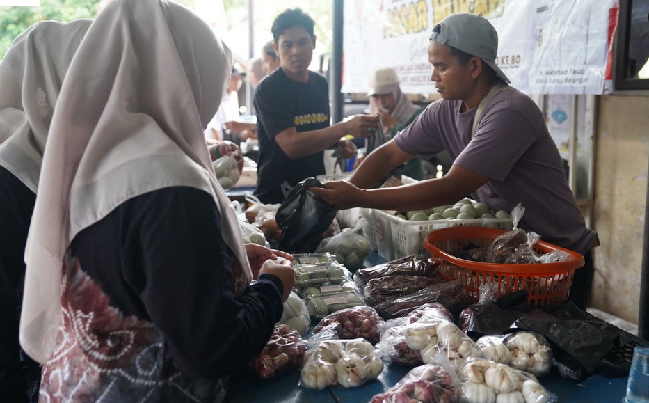 Pasar Murah ke-64 Disperindag Balangan Disambut Meriah Warga Desa Inan