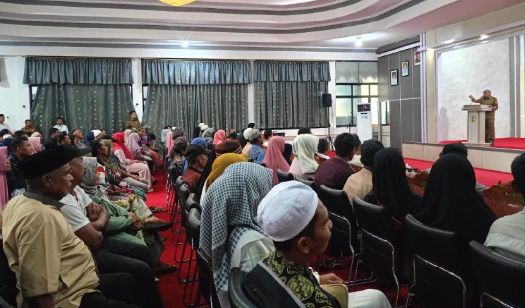 Pemkab HST Serahkan Buku Nikah kepada 76 Pasangan Usai Sidang Isbat