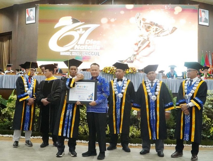 Pemkab Tanah Bumbu Raih Penghargaan ULM atas Dukungan Program KKN Tematik
